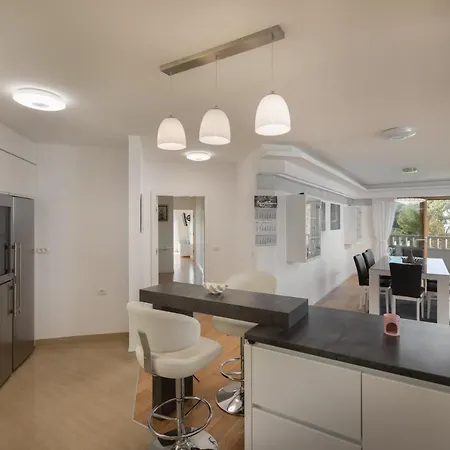 Luxury Green Beach Apartment