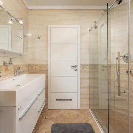 Luxury Green Beach Apartment Makarska